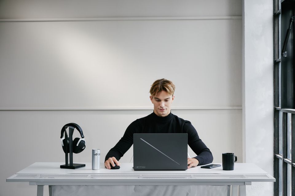 Scenario Photo of a Person Using a Eclipse Gray 2024 Rog Zephyrus G16 With the Slash Lighting On